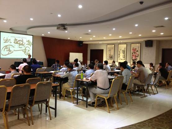 说明: 华民老师授课.jpg